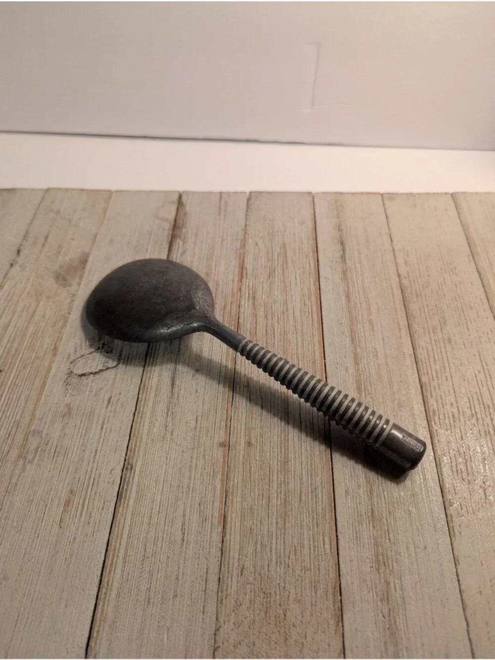 Unbranded features aluminum
